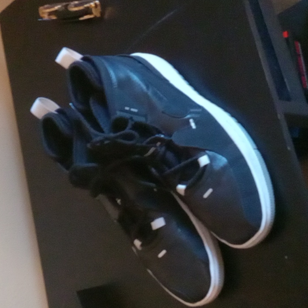 Nike Men's Black and White Athletic Mid-Top Shoes